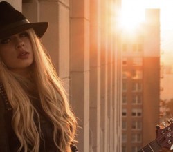 Orianthi - balcony color 600 400