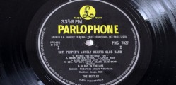 The Beatles - Sgt. Pepper's Lonely Hearts Club Band center ring